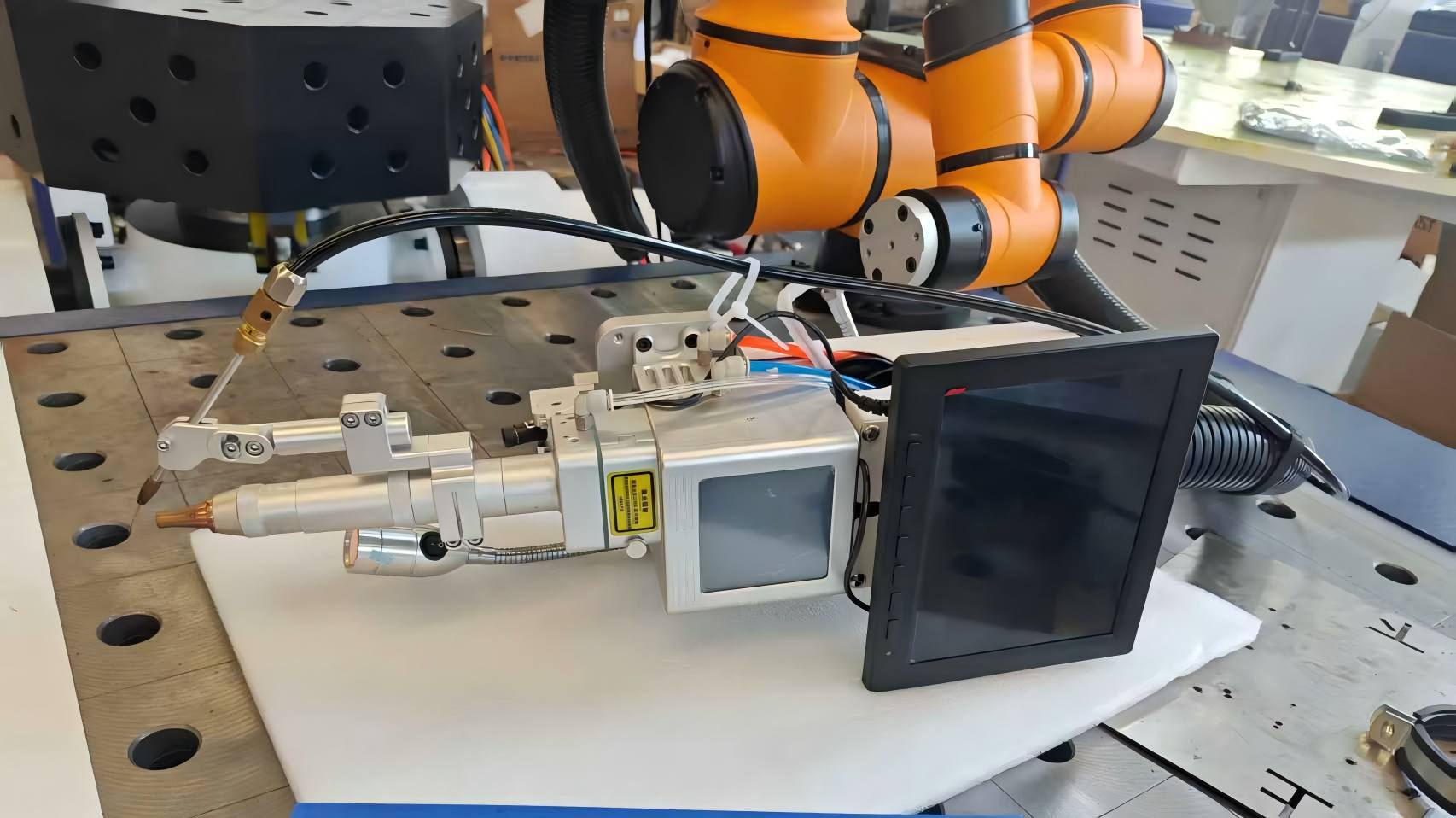 Comment DATO a configuré un système de démonstration de soudage laser Cobot pour un laboratoire universitaire malaisien