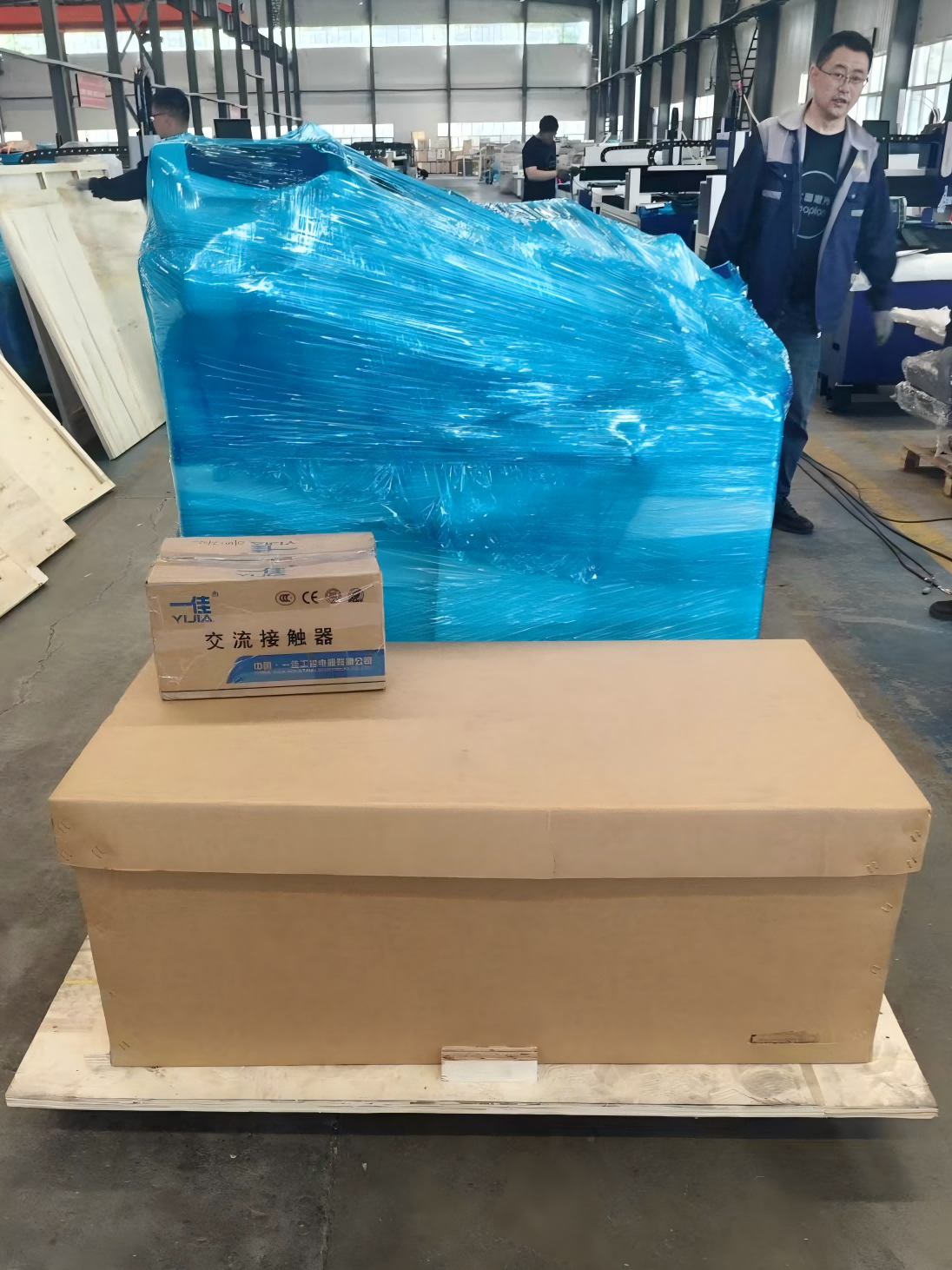 Slov&eacute;nie-fabricant-de-m&eacute;tal-2kw-cobot-station de soudage