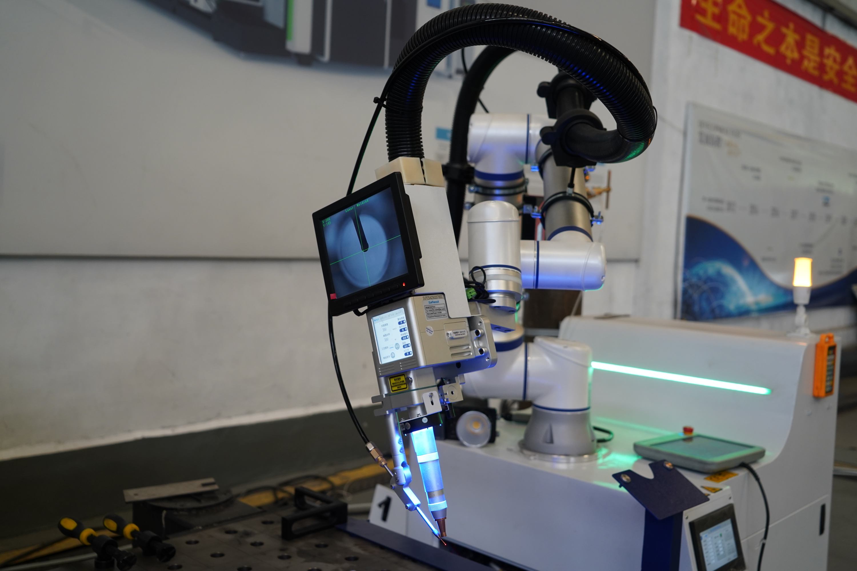 Soudage cobot, industriel ou robot mont&eacute; sur rail