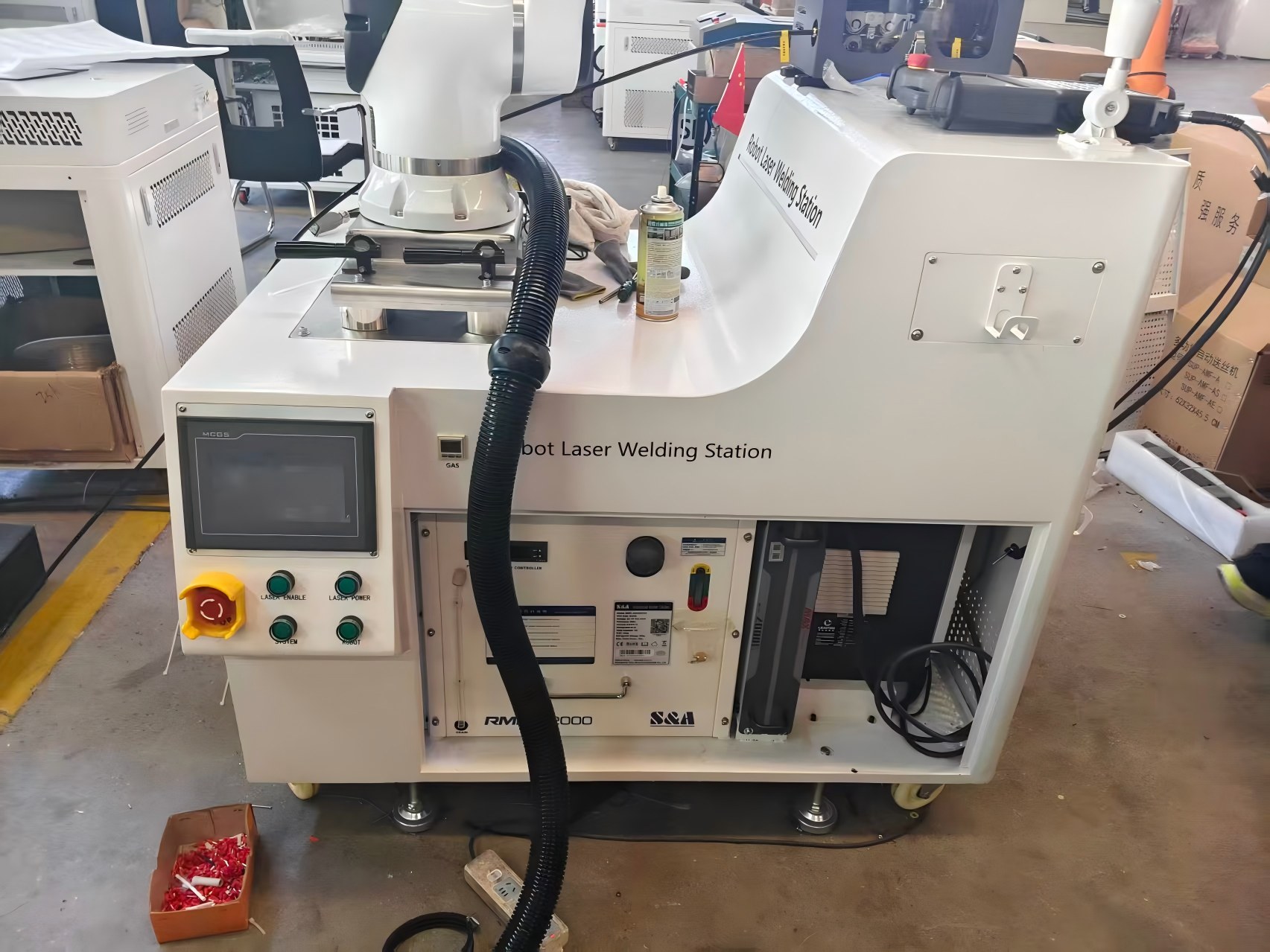 Slov&eacute;nie-fabricant-de-m&eacute;tal-2kw-cobot-station de soudage