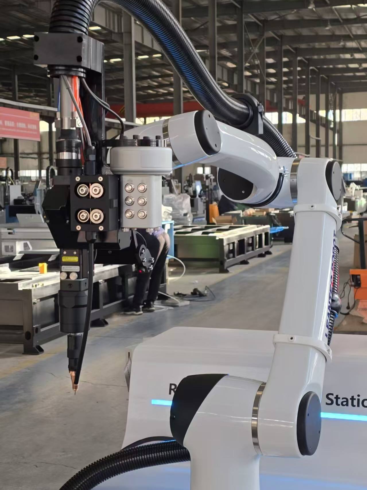 Comment un fabricant philippin a &eacute;limin&eacute; les d&eacute;fauts de soudure et tripl&eacute; le rendement gr&acirc;ce &agrave; la station de soudage robotis&eacute;e LA1813-25