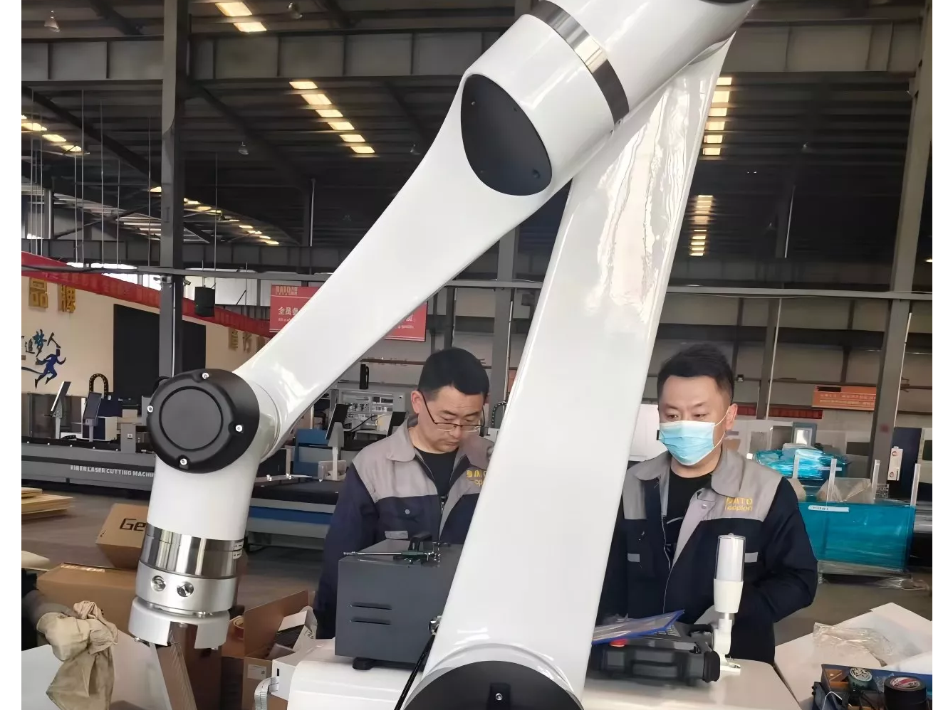 Comment un fabricant de m&eacute;taux slov&egrave;ne a r&eacute;solu l'inefficacit&eacute; du soudage avec la station de soudage Cobot de 2 kW de DATO