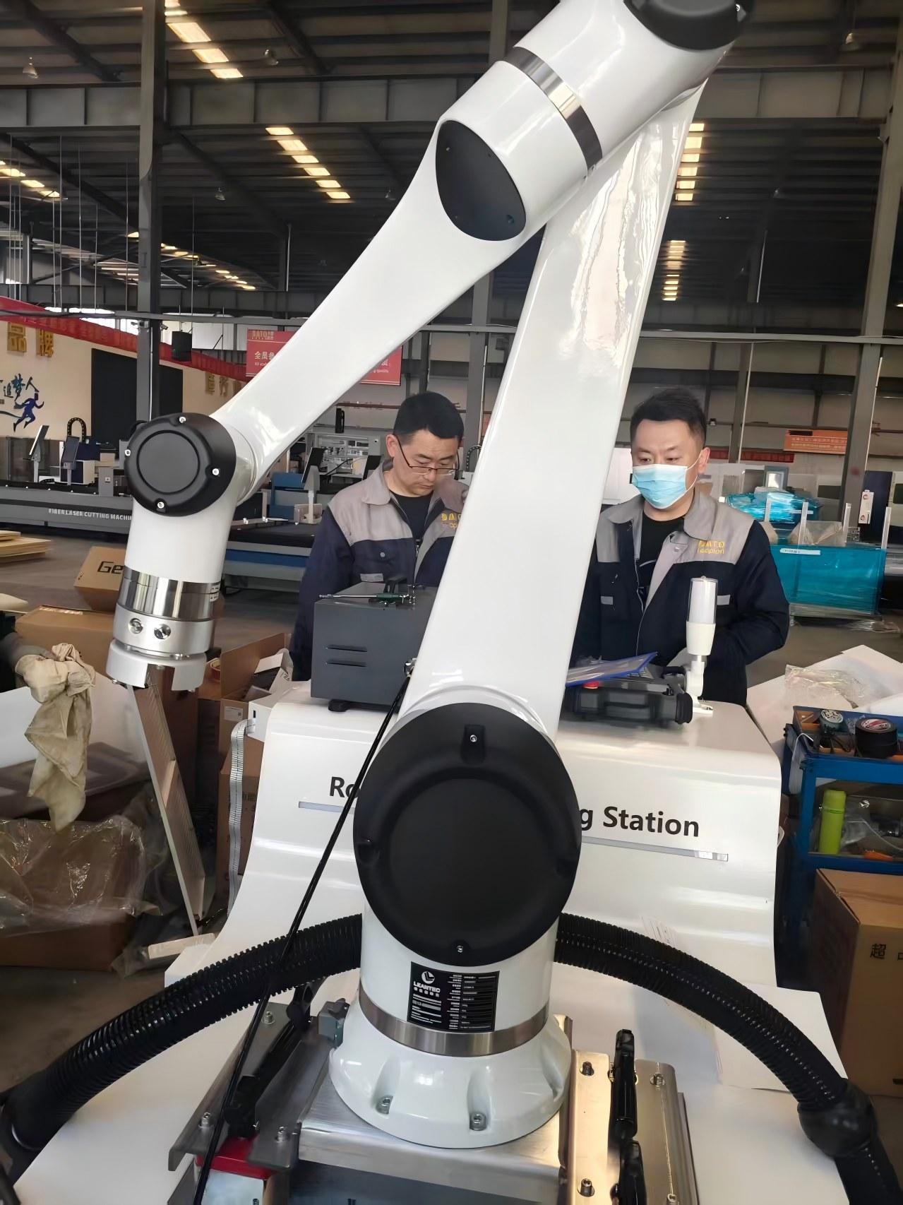 Slov&eacute;nie-fabricant-de-m&eacute;tal-2kw-cobot-station de soudage